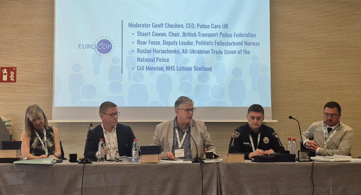 Ponentes sobre la importancia de la salud mental de los policías.